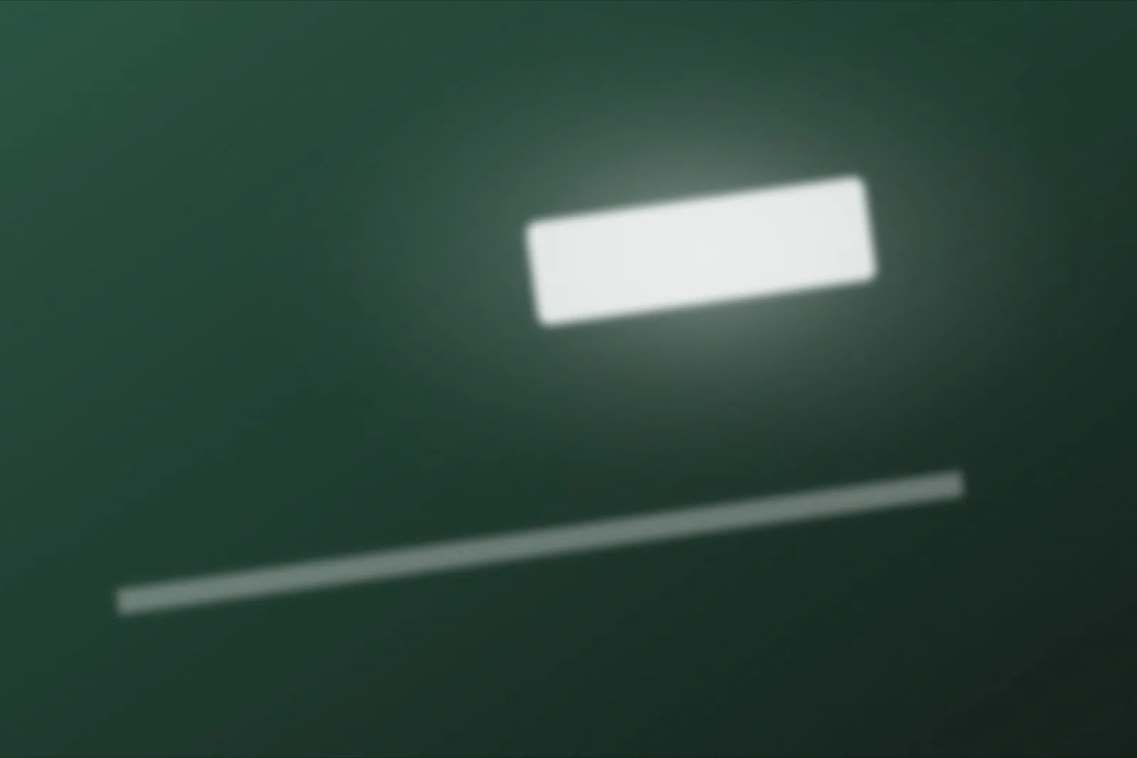 Depois: o mesmo capô com pintura verde profunda e reflexo nítido da luz